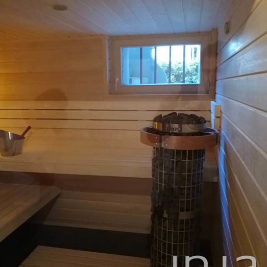 Fenster in die Sauna eingebaut